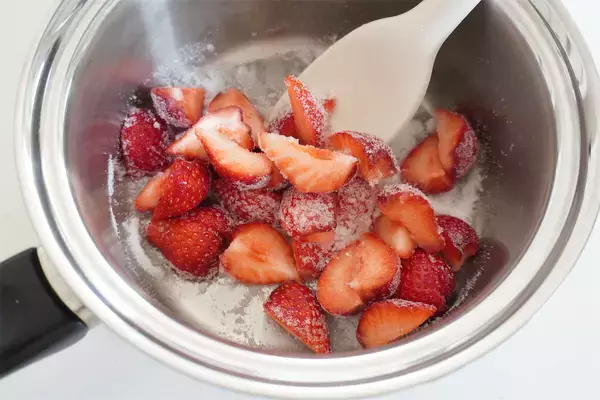 「【混ぜて冷やすだけ】あんこ・苺・〇〇ジュースで「チョコムース」作ってみたら…まさかのフランボワーズ風味!?」の画像