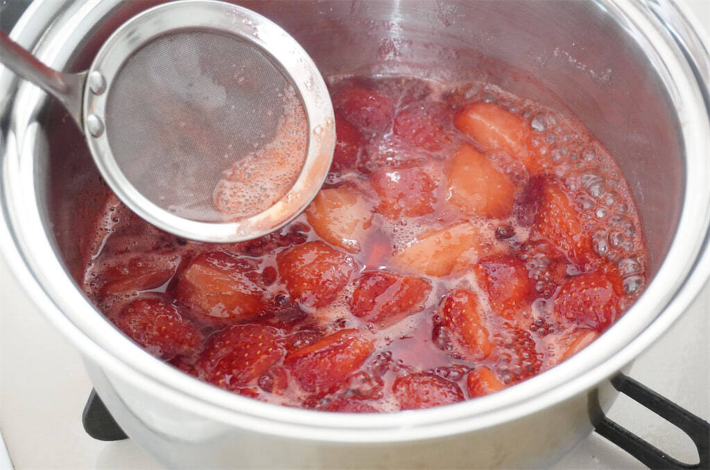 【混ぜて冷やすだけ】あんこ・苺・〇〇ジュースで「チョコムース」作ってみたら…まさかのフランボワーズ風味!?