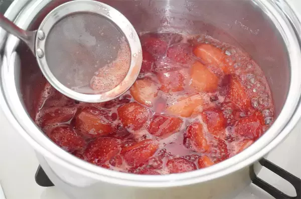 「【混ぜて冷やすだけ】あんこ・苺・〇〇ジュースで「チョコムース」作ってみたら…まさかのフランボワーズ風味!?」の画像