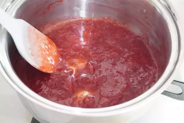 「【混ぜて冷やすだけ】あんこ・苺・〇〇ジュースで「チョコムース」作ってみたら…まさかのフランボワーズ風味!?」の画像