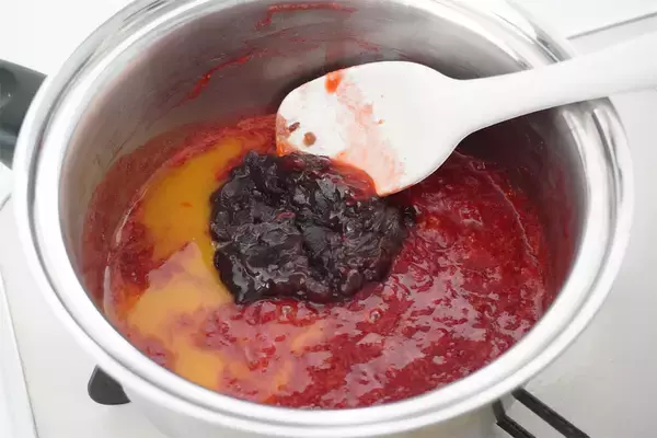 「【混ぜて冷やすだけ】あんこ・苺・〇〇ジュースで「チョコムース」作ってみたら…まさかのフランボワーズ風味!?」の画像