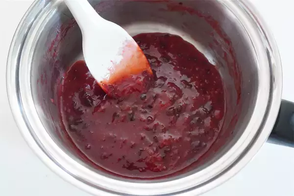 「【混ぜて冷やすだけ】あんこ・苺・〇〇ジュースで「チョコムース」作ってみたら…まさかのフランボワーズ風味!?」の画像