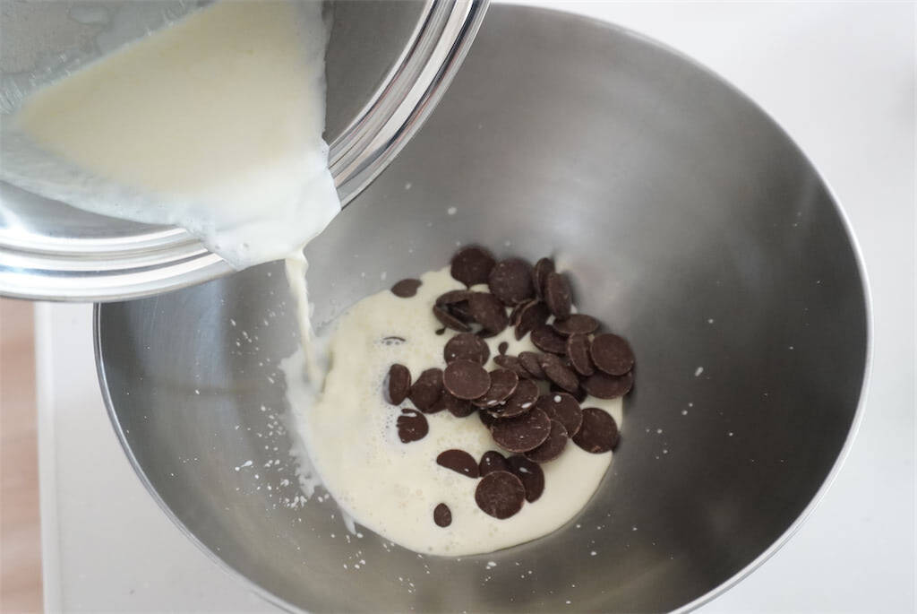 【混ぜて冷やすだけ】あんこ・苺・〇〇ジュースで「チョコムース」作ってみたら…まさかのフランボワーズ風味!?