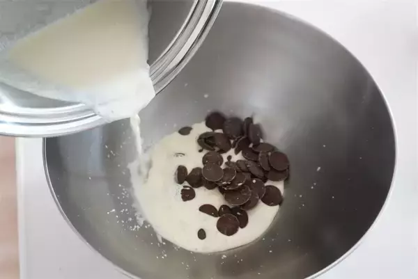 「【混ぜて冷やすだけ】あんこ・苺・〇〇ジュースで「チョコムース」作ってみたら…まさかのフランボワーズ風味!?」の画像