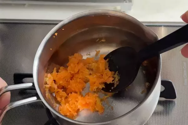 「【缶ジュースで簡単】「トマトとお野菜の濃厚スープ」作ろう！人参の甘みが隠し味！生姜ピリリで温まる～」の画像