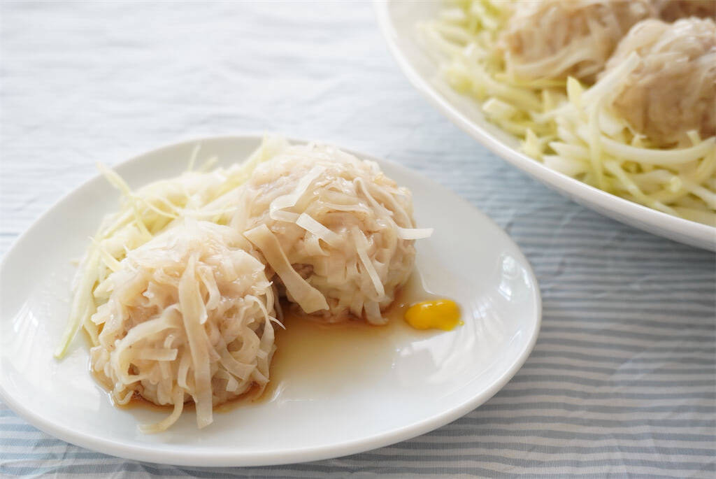 【包まないシュウマイ!?】なんと「皮を細切りにして絡める」が正解！えのきでジューシー旨味爆弾♪【農家直伝】
