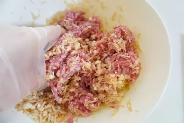 「【包まないシュウマイ!?】なんと「皮を細切りにして絡める」が正解！えのきでジューシー旨味爆弾♪【農家直伝】」の画像