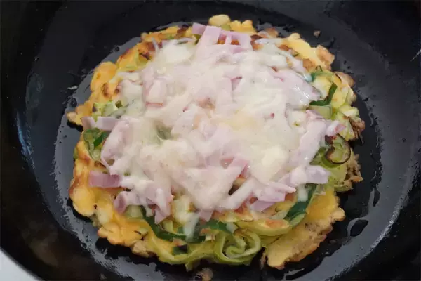 「【粉もん界隈のイタリア選手】関西人も驚く「ピザ風ネギ焼き」にトライ！ネギとチーズの新コンビ♡【農家直伝】」の画像