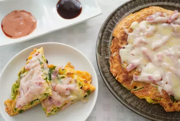 「【粉もん界隈のイタリア選手】関西人も驚く「ピザ風ネギ焼き」にトライ！ネギとチーズの新コンビ♡【農家直伝】」の画像