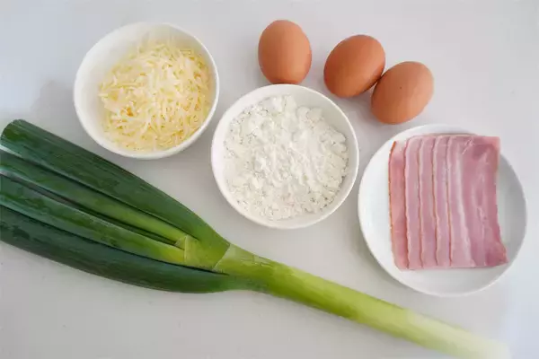 「【粉もん界隈のイタリア選手】関西人も驚く「ピザ風ネギ焼き」にトライ！ネギとチーズの新コンビ♡【農家直伝】」の画像