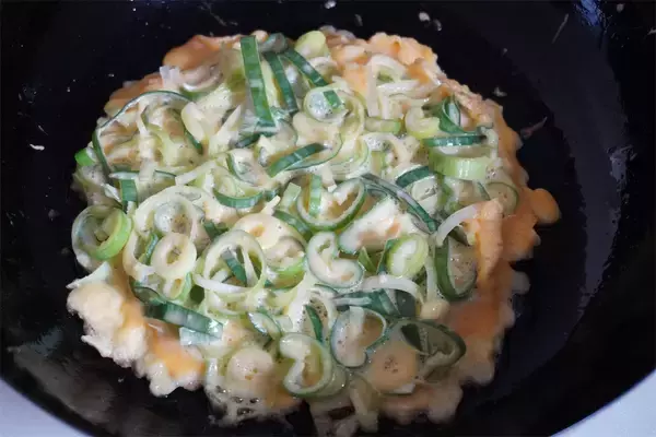 「【粉もん界隈のイタリア選手】関西人も驚く「ピザ風ネギ焼き」にトライ！ネギとチーズの新コンビ♡【農家直伝】」の画像