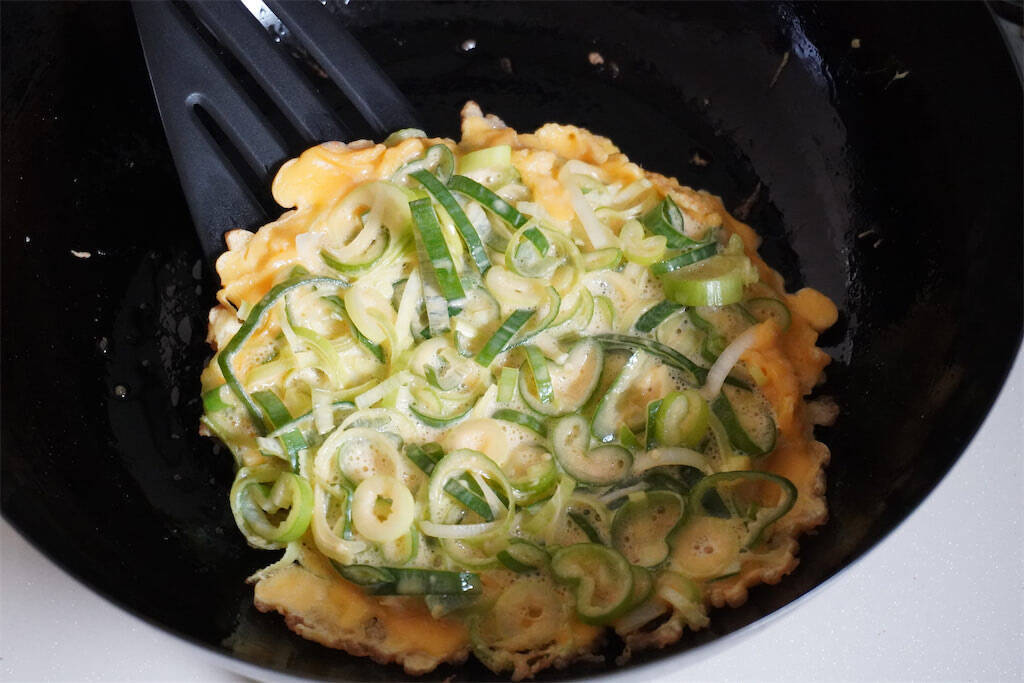 【粉もん界隈のイタリア選手】関西人も驚く「ピザ風ネギ焼き」にトライ！ネギとチーズの新コンビ♡【農家直伝】