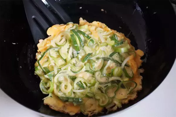 「【粉もん界隈のイタリア選手】関西人も驚く「ピザ風ネギ焼き」にトライ！ネギとチーズの新コンビ♡【農家直伝】」の画像