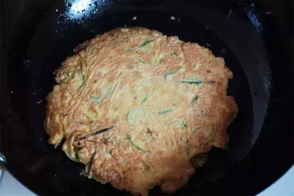 「【粉もん界隈のイタリア選手】関西人も驚く「ピザ風ネギ焼き」にトライ！ネギとチーズの新コンビ♡【農家直伝】」の画像