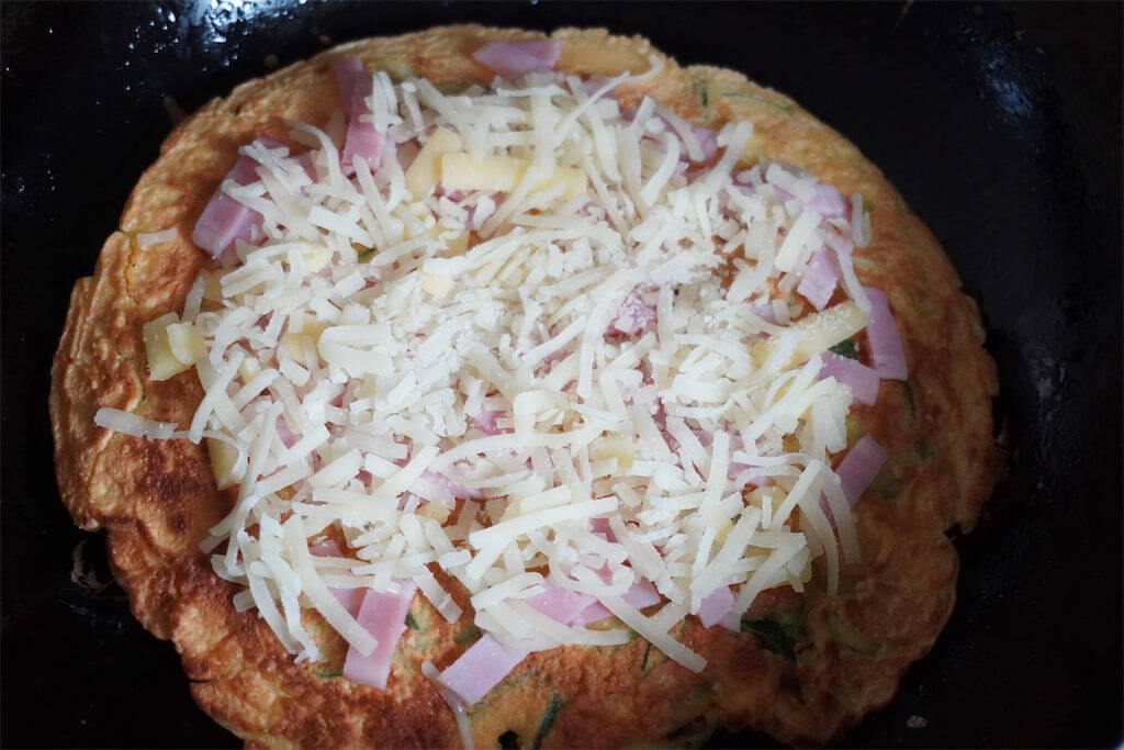 【粉もん界隈のイタリア選手】関西人も驚く「ピザ風ネギ焼き」にトライ！ネギとチーズの新コンビ♡【農家直伝】