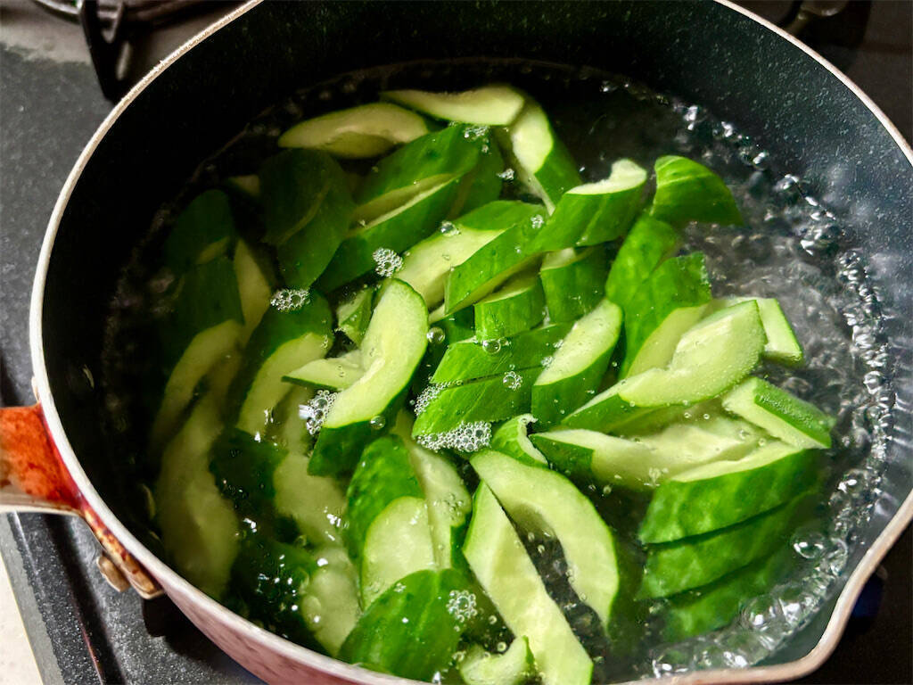 【半世紀前のレシピ再現】昭和の「きゅうりのあんかけ」が意外すぎるウマさ！トロッと食感が、え、新しい!?