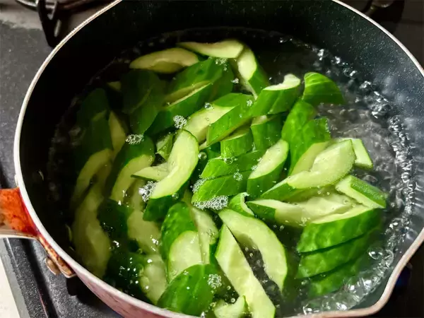 「【半世紀前のレシピ再現】昭和の「きゅうりのあんかけ」が意外すぎるウマさ！トロッと食感が、え、新しい!?」の画像