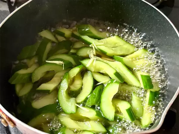 「【半世紀前のレシピ再現】昭和の「きゅうりのあんかけ」が意外すぎるウマさ！トロッと食感が、え、新しい!?」の画像