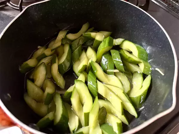 「【半世紀前のレシピ再現】昭和の「きゅうりのあんかけ」が意外すぎるウマさ！トロッと食感が、え、新しい!?」の画像