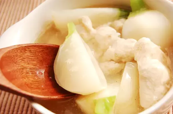 「【弱ったおなかに】コンソメで10分煮るだけ「鶏ささ身とカブのスープ煮」作ってみた！病み上がりに沁みる♡」の画像