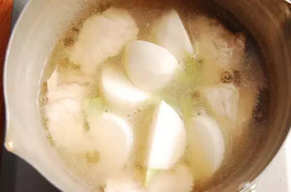 「【弱ったおなかに】コンソメで10分煮るだけ「鶏ささ身とカブのスープ煮」作ってみた！病み上がりに沁みる♡」の画像