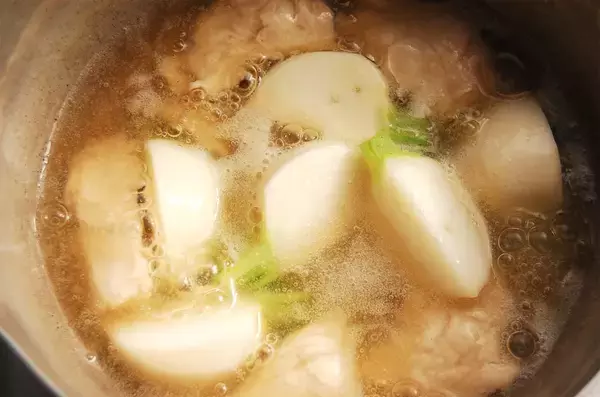 「【弱ったおなかに】コンソメで10分煮るだけ「鶏ささ身とカブのスープ煮」作ってみた！病み上がりに沁みる♡」の画像