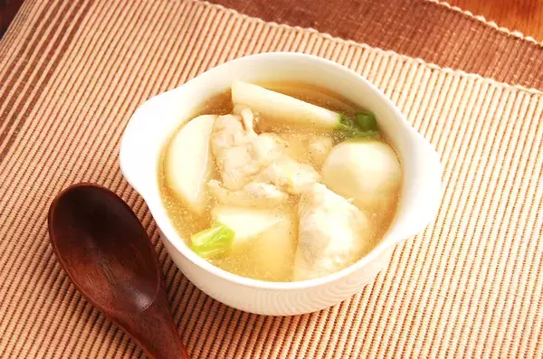 「【弱ったおなかに】コンソメで10分煮るだけ「鶏ささ身とカブのスープ煮」作ってみた！病み上がりに沁みる♡」の画像