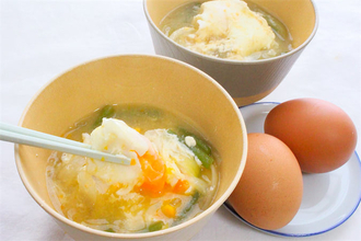 【頑張らない栄養食】卵でアミノ底上げ！インゲンと玉ねぎの「ちょい足しみそ汁」作ってみた♪煮込んで甘～く♡