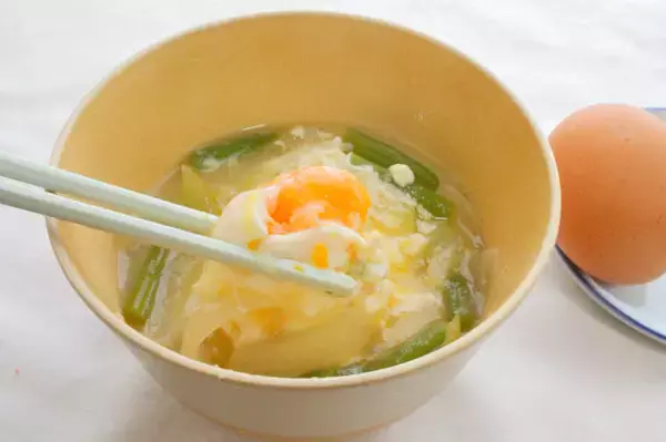 「【頑張らない栄養食】卵でアミノ底上げ！インゲンと玉ねぎの「ちょい足しみそ汁」作ってみた♪煮込んで甘～く♡」の画像