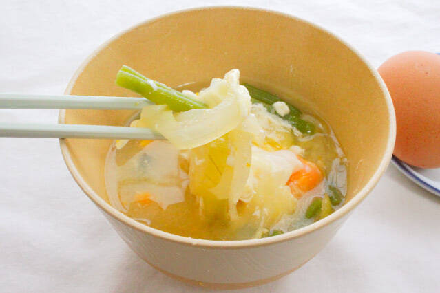 【頑張らない栄養食】卵でアミノ底上げ！インゲンと玉ねぎの「ちょい足しみそ汁」作ってみた♪煮込んで甘～く♡