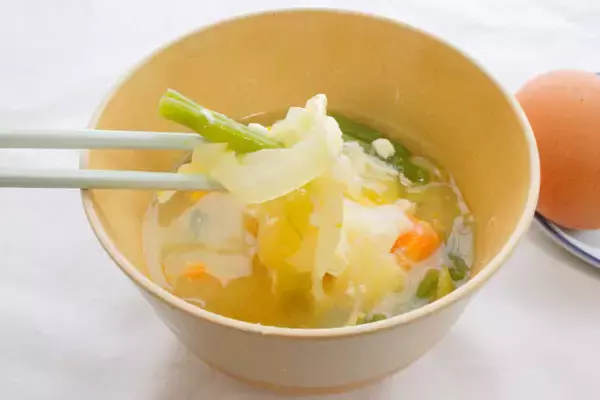 「【頑張らない栄養食】卵でアミノ底上げ！インゲンと玉ねぎの「ちょい足しみそ汁」作ってみた♪煮込んで甘～く♡」の画像