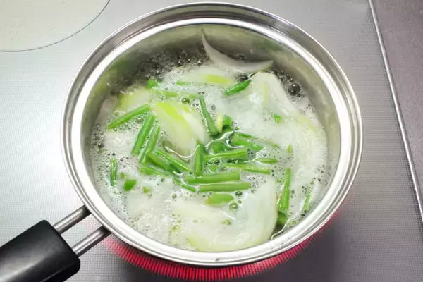 「【頑張らない栄養食】卵でアミノ底上げ！インゲンと玉ねぎの「ちょい足しみそ汁」作ってみた♪煮込んで甘～く♡」の画像