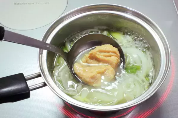 「【頑張らない栄養食】卵でアミノ底上げ！インゲンと玉ねぎの「ちょい足しみそ汁」作ってみた♪煮込んで甘～く♡」の画像
