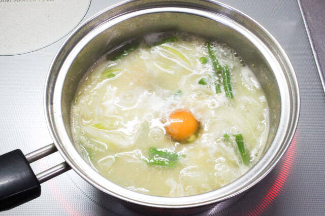 【頑張らない栄養食】卵でアミノ底上げ！インゲンと玉ねぎの「ちょい足しみそ汁」作ってみた♪煮込んで甘～く♡