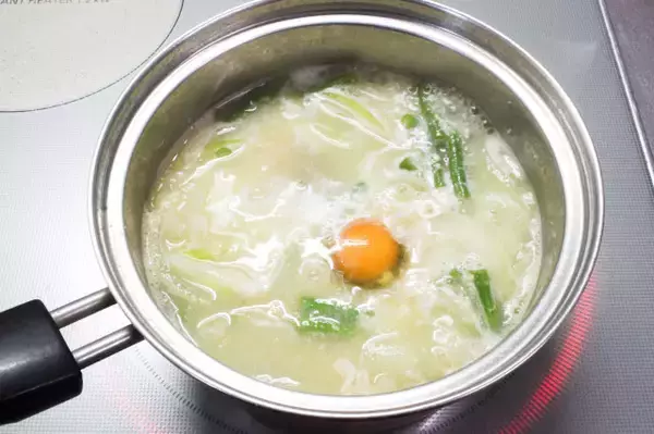 「【頑張らない栄養食】卵でアミノ底上げ！インゲンと玉ねぎの「ちょい足しみそ汁」作ってみた♪煮込んで甘～く♡」の画像