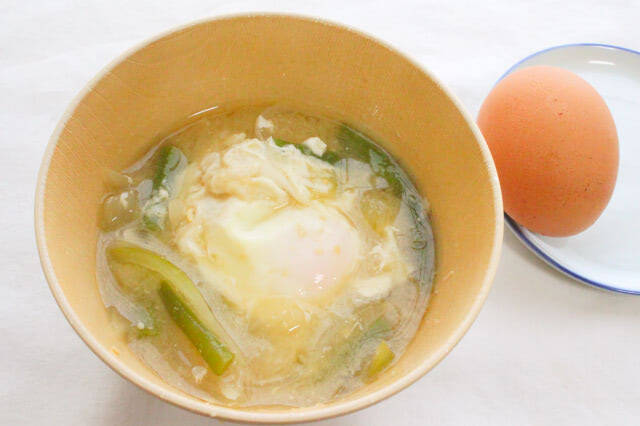 【頑張らない栄養食】卵でアミノ底上げ！インゲンと玉ねぎの「ちょい足しみそ汁」作ってみた♪煮込んで甘～く♡