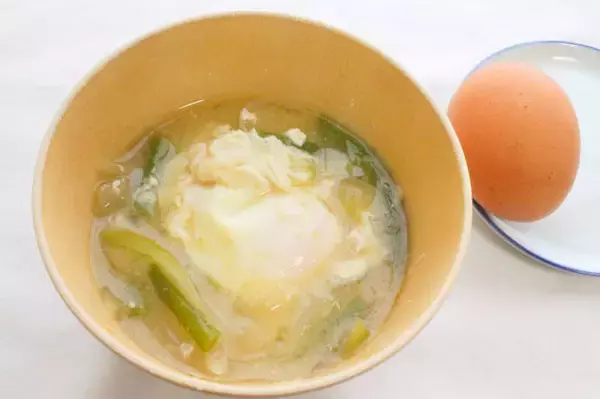 「【頑張らない栄養食】卵でアミノ底上げ！インゲンと玉ねぎの「ちょい足しみそ汁」作ってみた♪煮込んで甘～く♡」の画像