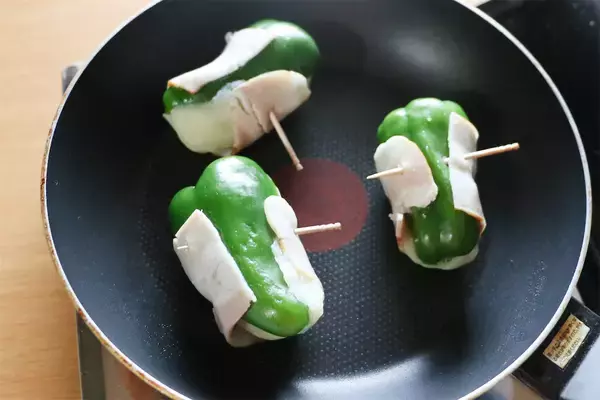「【ピーマンの肉詰めよりヘルシー】中に詰めるのは…マッシュポテト!?フワフワ＆滑らか食感♡【子どもウケ最強】」の画像