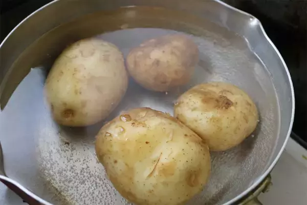 「【ピーマンの肉詰めよりヘルシー】中に詰めるのは…マッシュポテト!?フワフワ＆滑らか食感♡【子どもウケ最強】」の画像