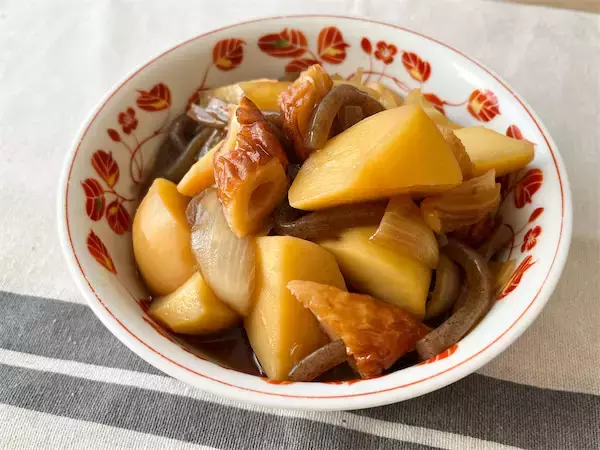 【え、ちくわで肉じゃが!?】肉ナシなのにコク深～い「ちくじゃが」作ってみた！牛骨だしでお肉の旨味も再現♡