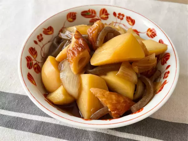 「【え、ちくわで肉じゃが!?】肉ナシなのにコク深～い「ちくじゃが」作ってみた！牛骨だしでお肉の旨味も再現♡」の画像