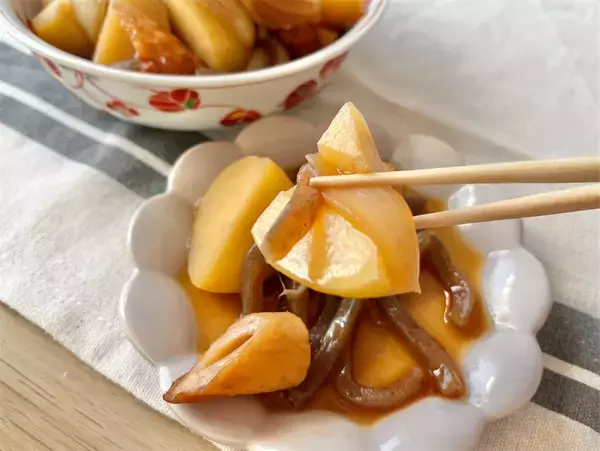「【え、ちくわで肉じゃが!?】肉ナシなのにコク深～い「ちくじゃが」作ってみた！牛骨だしでお肉の旨味も再現♡」の画像