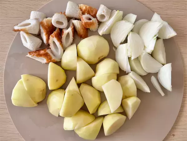 「【え、ちくわで肉じゃが!?】肉ナシなのにコク深～い「ちくじゃが」作ってみた！牛骨だしでお肉の旨味も再現♡」の画像