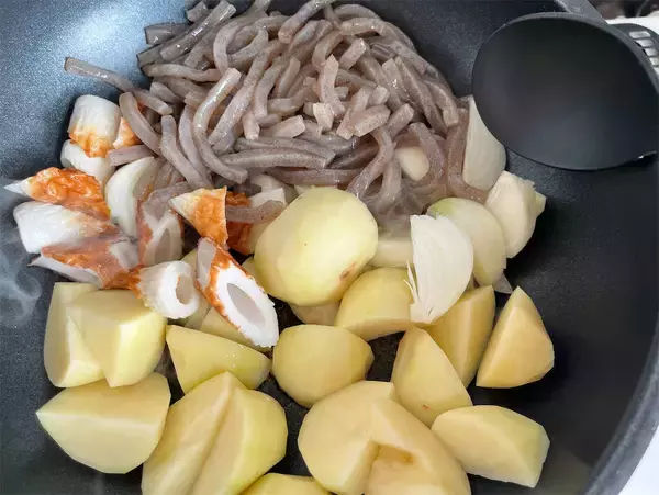 「【え、ちくわで肉じゃが!?】肉ナシなのにコク深～い「ちくじゃが」作ってみた！牛骨だしでお肉の旨味も再現♡」の画像