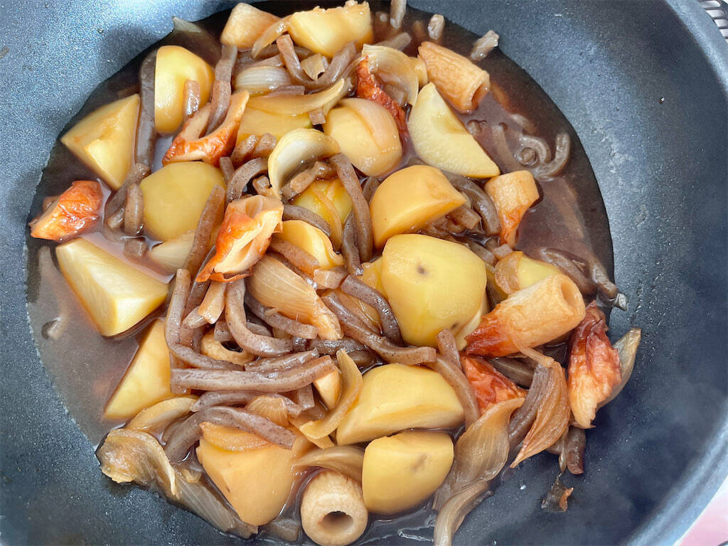 【え、ちくわで肉じゃが!?】肉ナシなのにコク深～い「ちくじゃが」作ってみた！牛骨だしでお肉の旨味も再現♡