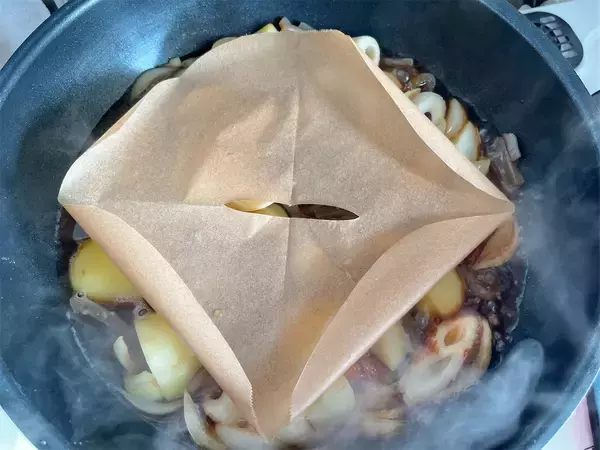 「【え、ちくわで肉じゃが!?】肉ナシなのにコク深～い「ちくじゃが」作ってみた！牛骨だしでお肉の旨味も再現♡」の画像