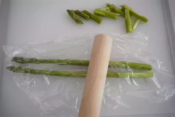 「【多めの油で焼くのが正解◎】外はカリッ、中はもっちりな「新じゃがとアスパラガスのチヂミ」作ってみた！」の画像