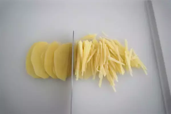 「【多めの油で焼くのが正解◎】外はカリッ、中はもっちりな「新じゃがとアスパラガスのチヂミ」作ってみた！」の画像
