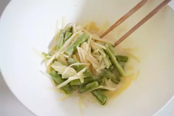 「【多めの油で焼くのが正解◎】外はカリッ、中はもっちりな「新じゃがとアスパラガスのチヂミ」作ってみた！」の画像