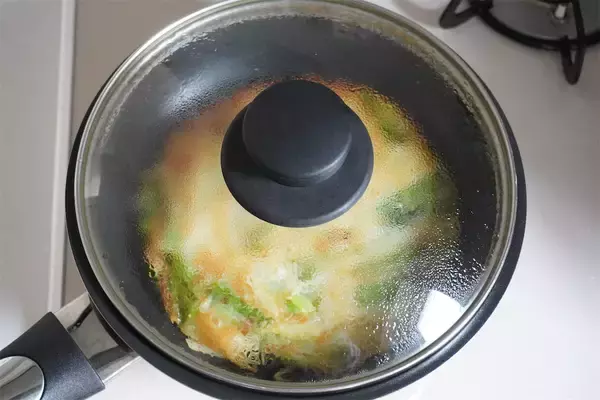 「【多めの油で焼くのが正解◎】外はカリッ、中はもっちりな「新じゃがとアスパラガスのチヂミ」作ってみた！」の画像